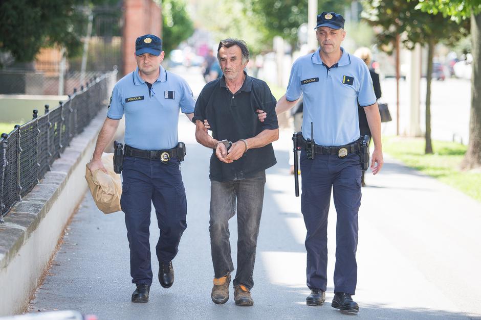 Andrija Drežnjak u pratnji policije doveden u zgradu Županijskog suda u Osijeku