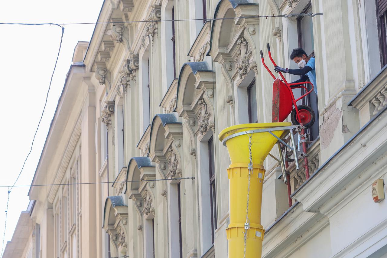 Zagreb: Strani radnik obavlja radove na visini u stambenoj zgradi u Bogovićevoj