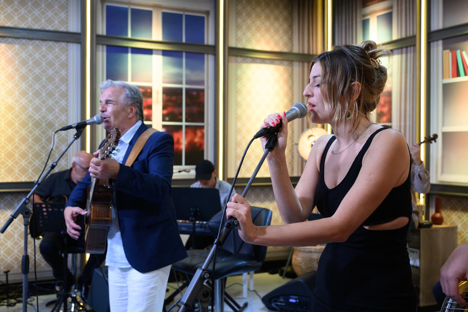 Otac i kći zajedno su i zapjevali na promociji. 