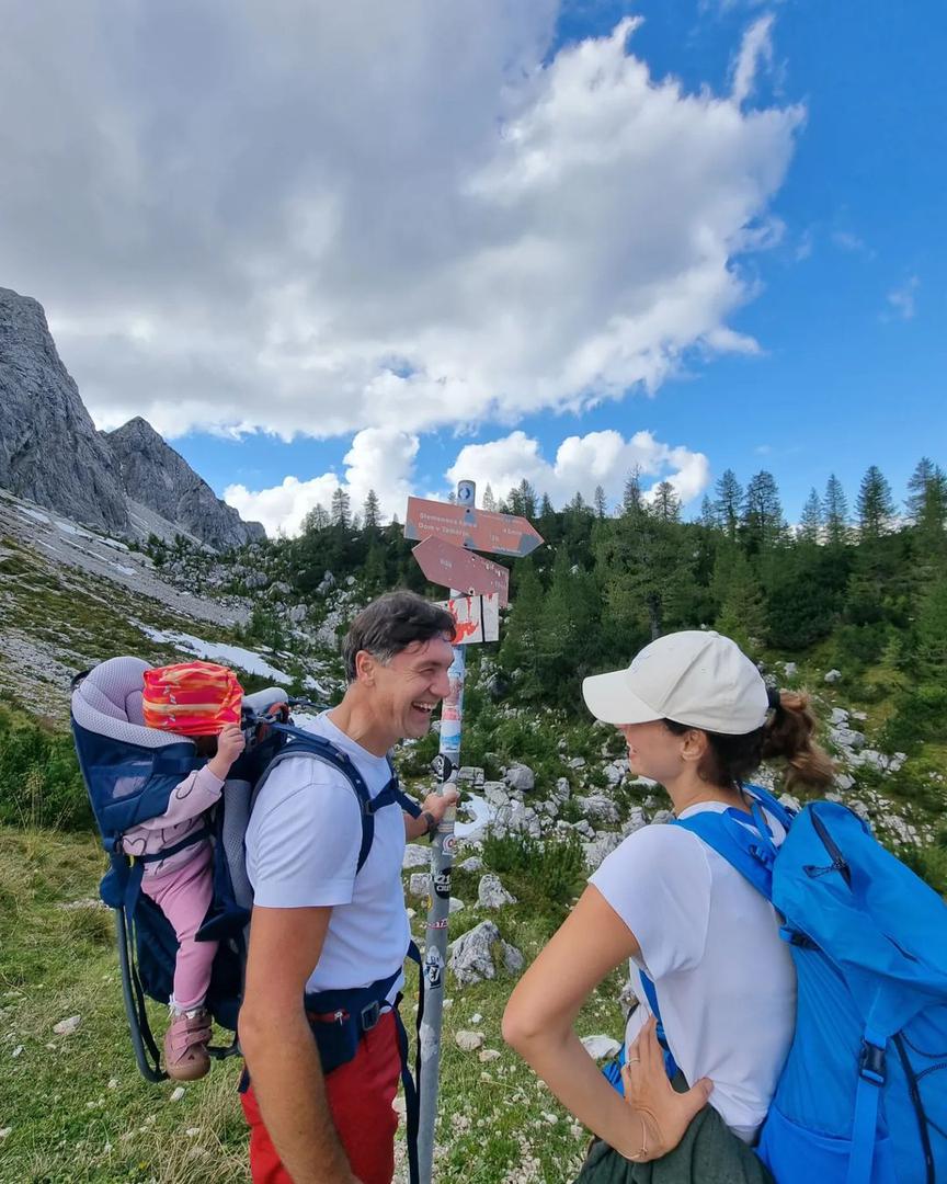 Kako se kasnije doznalo, Brad Pitt je razgledavao njegov štand u sklopu amaterskog vaterpolo kluba Vacanza na zadarskoj rivi, a navodno su mu se posebno svidjele tenisice koje su bile izložene. Stipe tada nije prepoznao poznatog glumca, a tek naknadno je doznao da je riječ o jednoj od najvećih hollywoodskih zvijezda, i to nakon što je Pitt već napustio Hrvatsku.