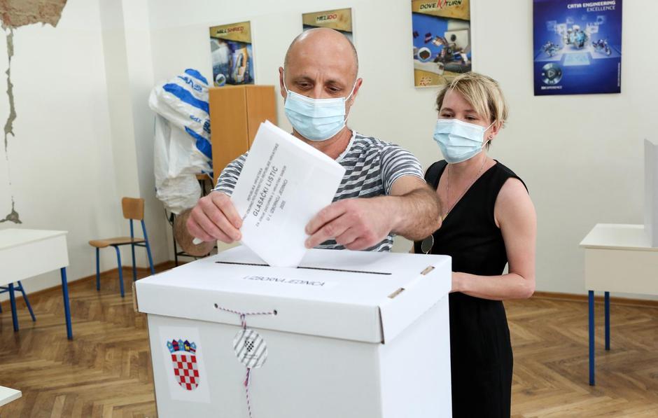 Zagreb: Mile Kekin sa suprugom Ivanom glasovao na parlamentarnim izborima