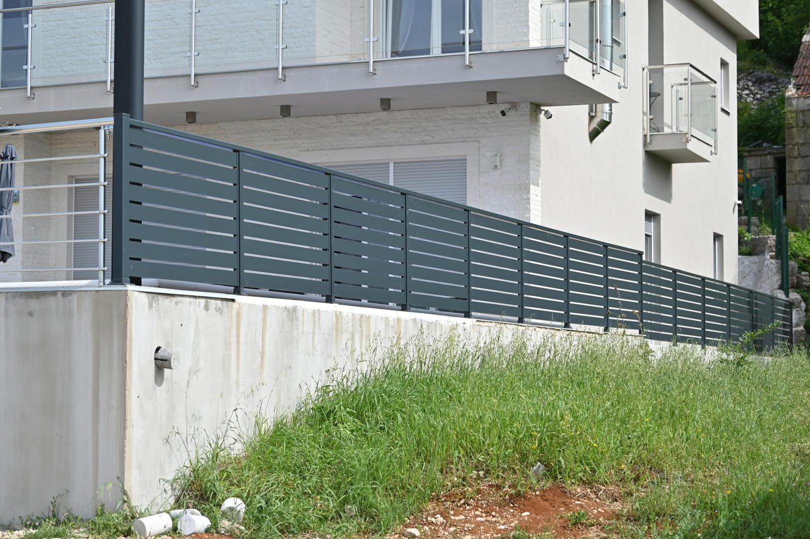 Vrijeme je godišnjih odmora, a brojni ovo razdoblje provode na Jadranu. No, dio njih tu nije kako bi uživao, nego kako bi radio. Za turistički biznis odlučila se i pjevačica Neda Ukraden koja već nekoliko godina iznajmljuje luksuzan smještaj u rodnom kraju blizu Imotskog.