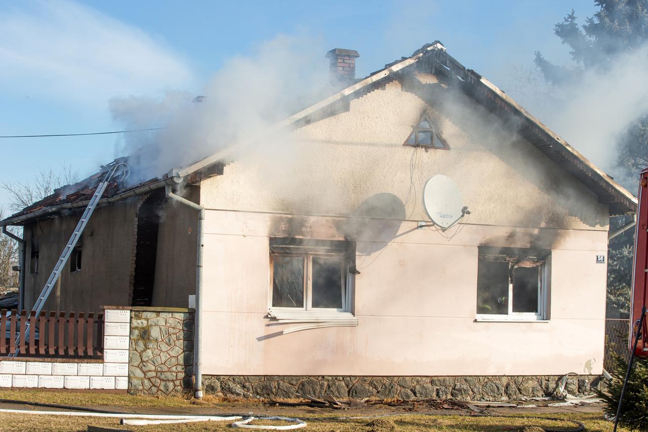 Samatovci: Obiteljska kuća stradala u požaru