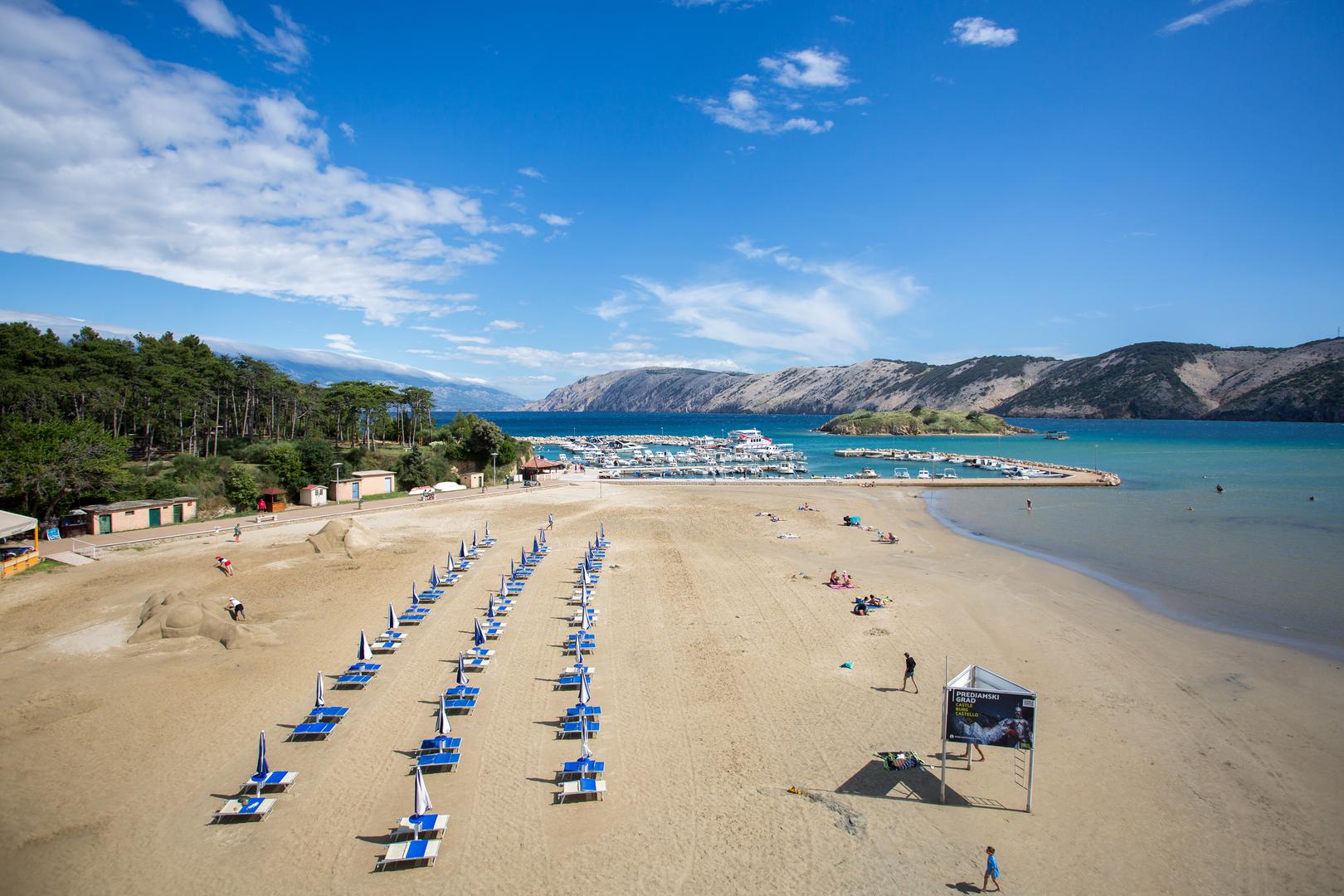 Ova plaža na otoku Rabu naziva se Rajskom plažom, i to s punim pravom jer je osim iznimne ljepote krasi i velika čistoća.