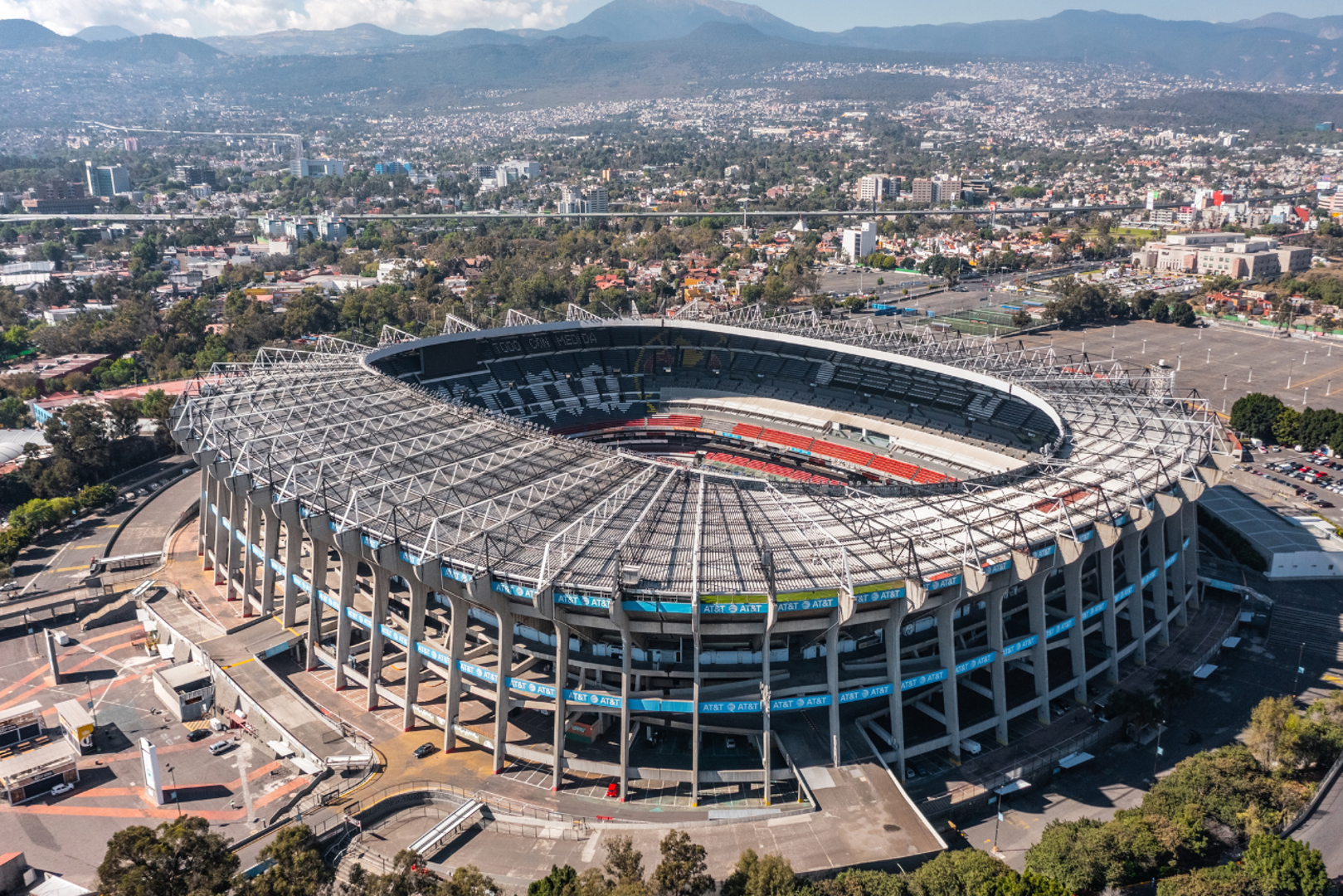 Nešto južnije, egzotični meksički Estadio Azteca povijesno je jedini koji je ikada ugostio čak dva velika finala svjetskog prvenstva.