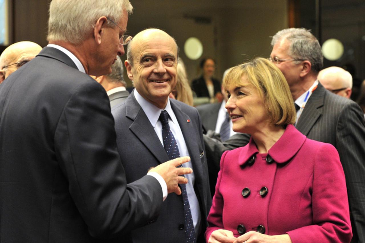 'Swedish Foreign Affairs minister Carl Bildt (L) speaks with his counterparts from France Alain Juppe (C) and Croatia, Vesna Pusic (R) on January 23, 2012 prior to a Foreign Affairs Council at the EU 