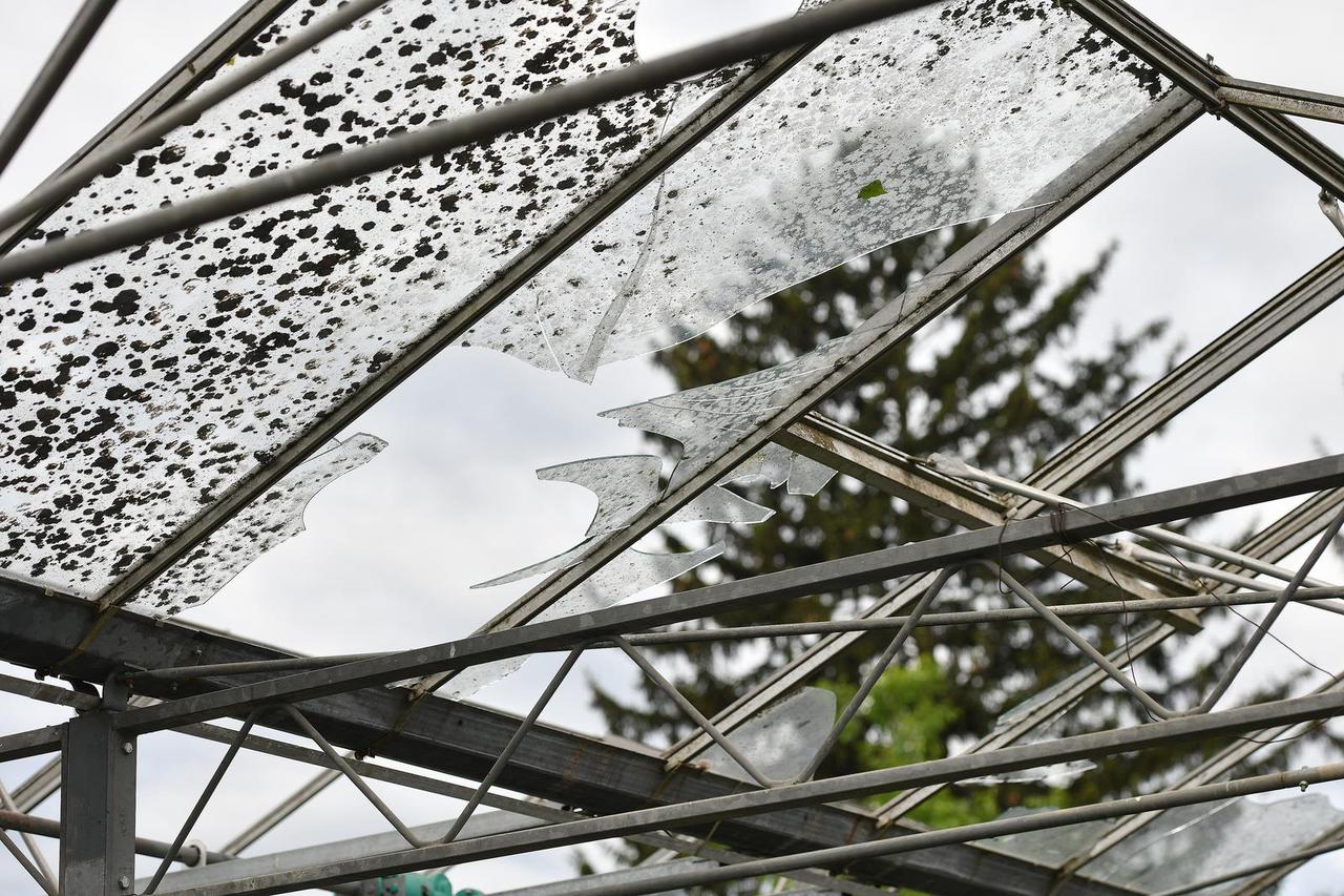 Mještani još zbrajaju razmjere štete koju je tuča nanijela jučer u Velikom Bukovcu 