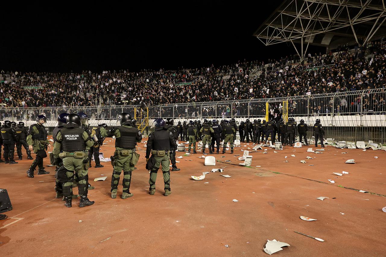 Kaos na Poljudu: Torcida upala na teren, igrači pobjegli u tunel! Specijalci tjerali huligane