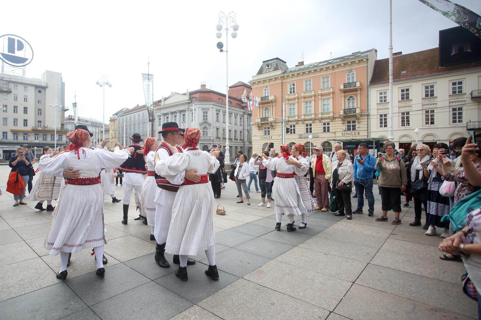 KUD Jankomir nastupio je danas na Trgu bana Jelačića u centru Zagreba te zabavio građane i turiste.