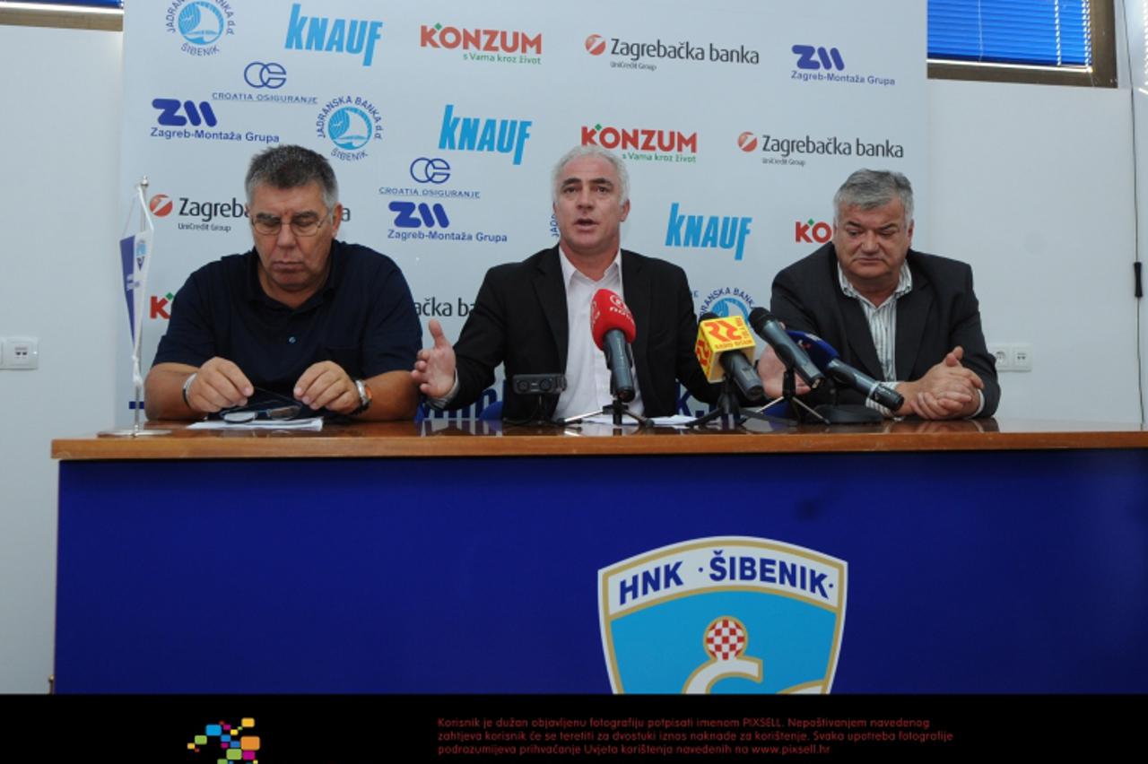 \'28.11.2011., Sibenik - U prostorijama Hrvatskog nogometnog kluba Sibenika tiskovnu konferenciju odrzali predsjenik kluba Goran Pauk, direktor Marko Karadjole i clan uprave Damir Capin. Photo: Hrvoje