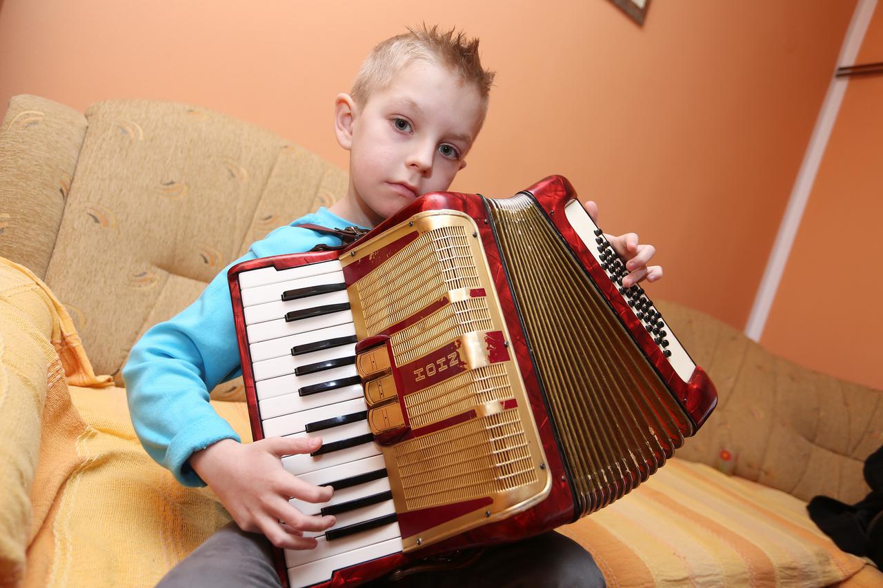 23.03.2016., Duga Resa - Devetogodisnji Stjepan Magdic mali je virtuoz na harmonici koju svira od svoje pete godine. Stjepan je ucenik trecih razreda Osnovne i Glazbene skole.  Photo: Kristina Stedul Fabac/PIXSELL