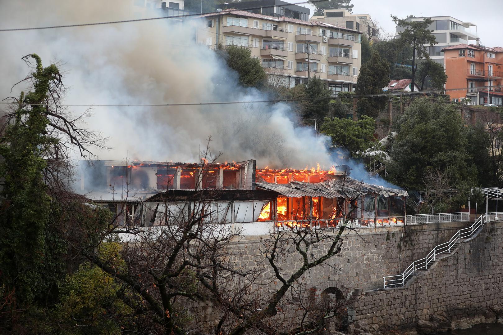 Plamen je zahvatio objekt uz more, a iznad svega nadvije se gusti, crni dim. Na terenu su izašla dva vatrogasna vozila Javne vatrogasne postrojbe Opatija.Požar je lokaliziran, vatra je pod kontrolom. SrSećom, nema ozlijeđenih osoba.