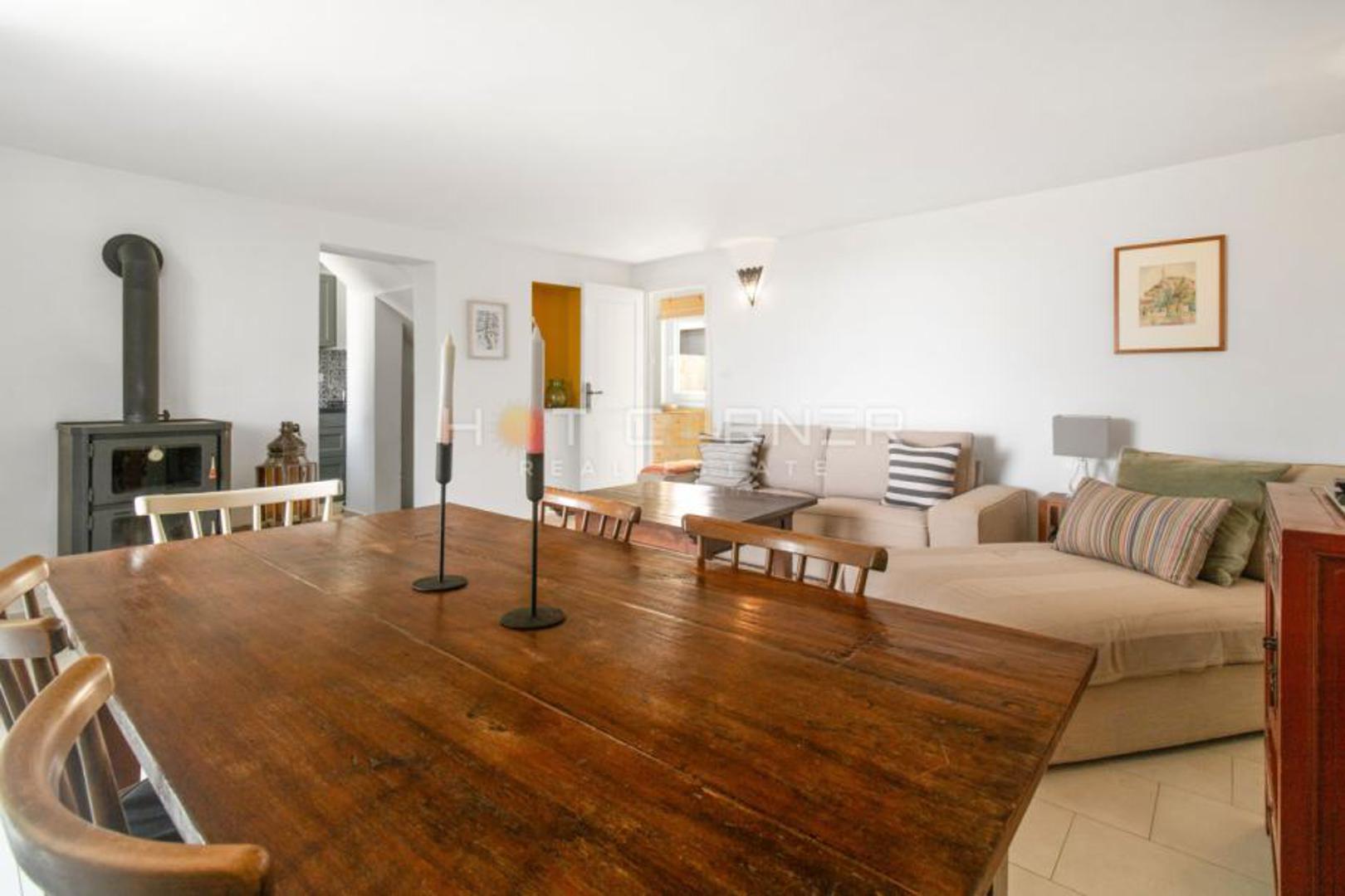 Kuća se prodaje kompletno namještena, s uključenim svim uređajima i namještajem, osim privatnih stvari vlasnika, poput posteljine ili vrtnog alata.

