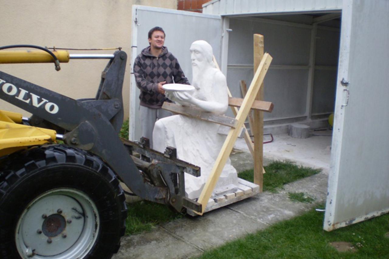 'Igor Brkic, akademski kipar iz Krizevaca, pred mramornim kipom sv. Ivana Krstitelja, koji je odvezen u Hercegovinu. Presnimio Sergej Novosel'
