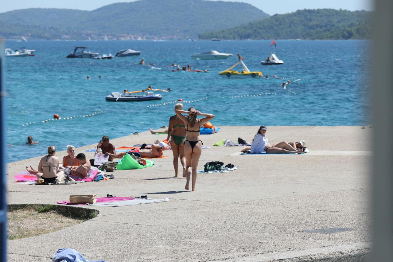 Kupa?i na plaži Vodice