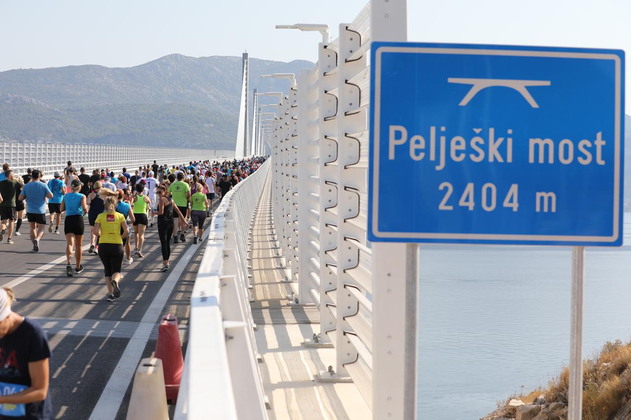 Počela je utrka 250 trkača svih generacija. Krenuli su od strane Brijeste i trče do sredine Pelješkog mosta