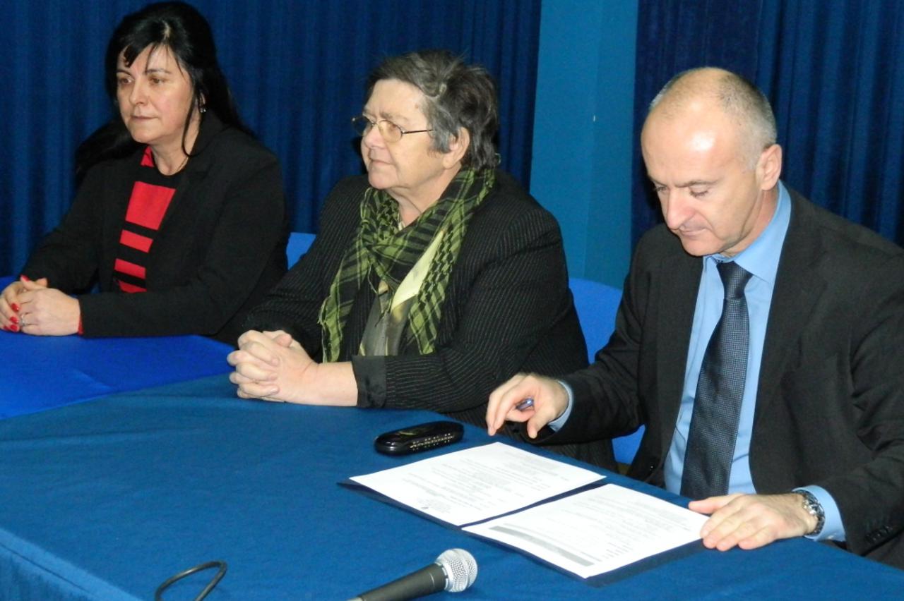 tribina, Vukovar, portal (1)