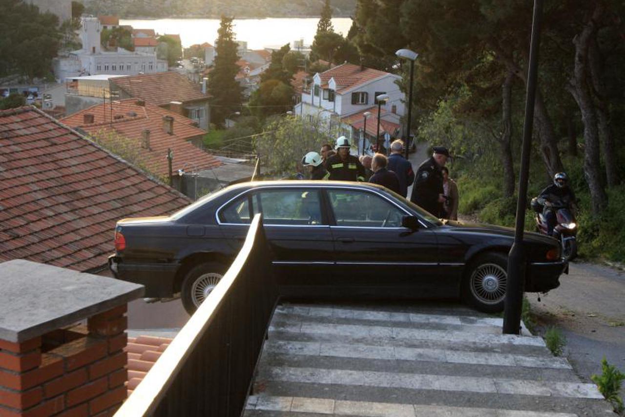 Automobil kod Šibenika probio zaštitnu ogradu i ostao visjeti