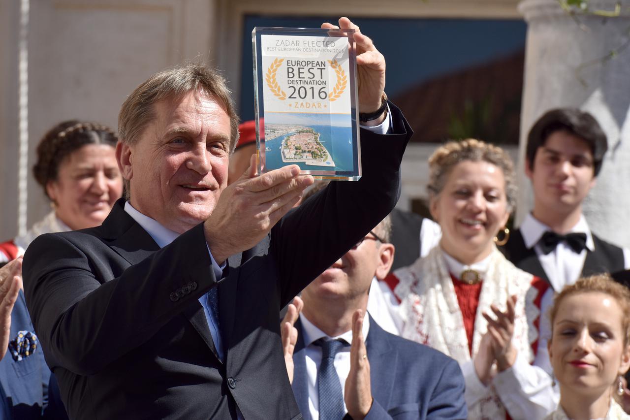 10.04.2016., Zadar - Na Narodnom trgu uprilicena je svecanost urucenja nagrade European Best Destination 2016. Bozidar Kalmeta.  Photo: Dino Stanin/PIXSELL