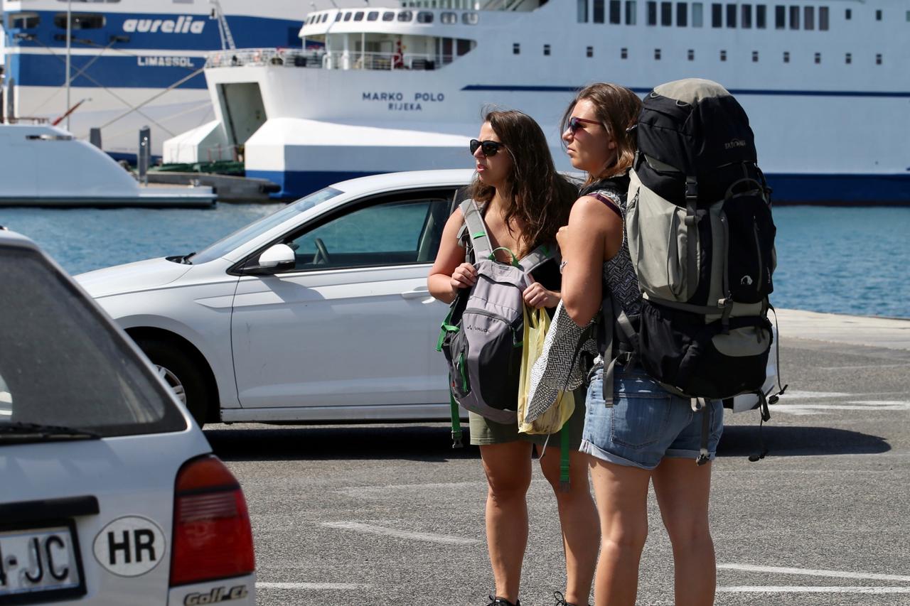 Split: Gužve u gradskoj luci počele su nalikovati na turističku sezonu