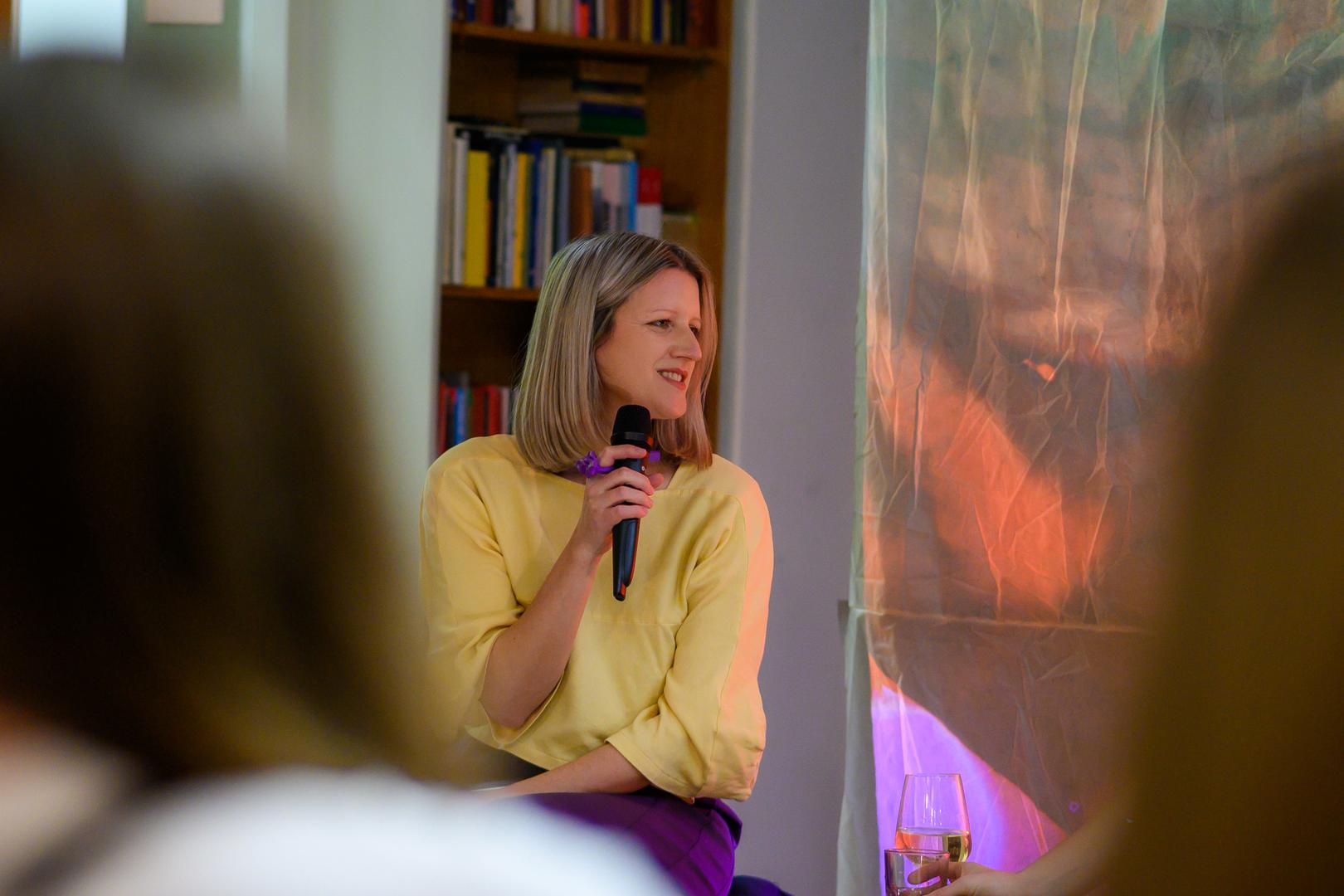 Projekt je osmislila Bojana Drača, modna dizajnerica i voditeljica brenda Farrah Floyd, u suradnji s koreografkinjom Nikom Disney i multimedijalnim umjetnikom Hectorom Salazarom. I sam izbor performerica ukazao je na značaj transgeneracijske i transkulturalne razmjene