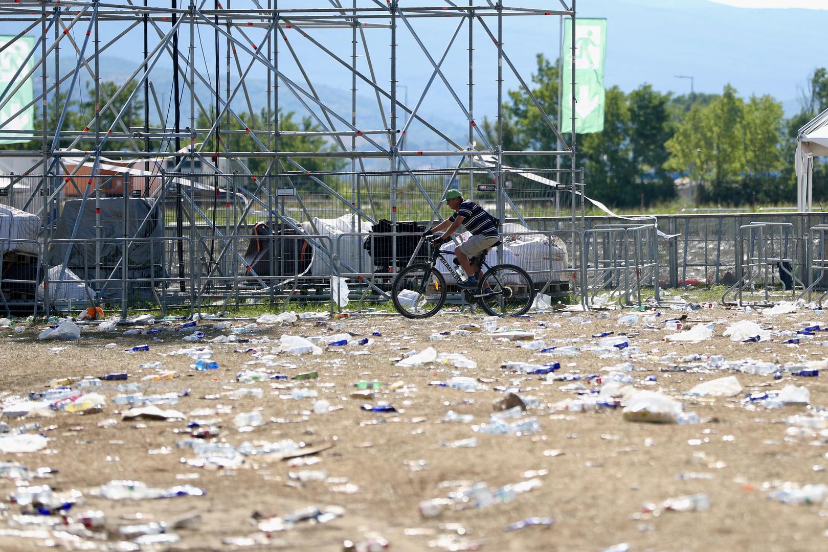 
Pjevač se obratio okupljenima, osvrnuvši se na nagađanja o tome tko stoji iza njegovih nastupa i okupljanja publike. "Neki spominju moćne organizacije, stranke, pojedince, Crkvu… ali večeras pokažimo da iza nas stoji nešto puno veće - moć ideje koju slijedimo, moć vrijednosti koje živimo i moć Božje providnosti. To ćemo i dalje slijediti, hrabro i bez kompromisa", rekao je.