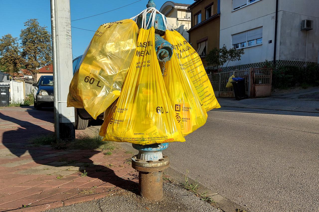 Zagreb: Vreće za plastiku objesili  na hidrant