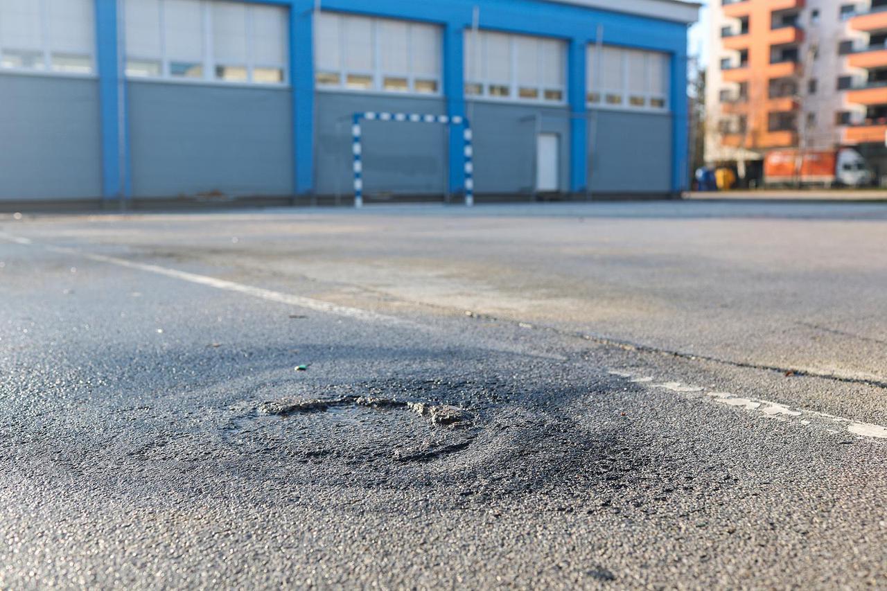 Zagreb: Ošte?eno igralište OŠ Julija Klovi?a nakon eksplozije pirotehni?ke naprave