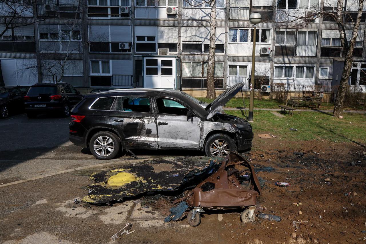 U požaru izgorio automobil  i tri plastična kontejnera za otpad u Maretićevoj ulici u Novom Zagrebu