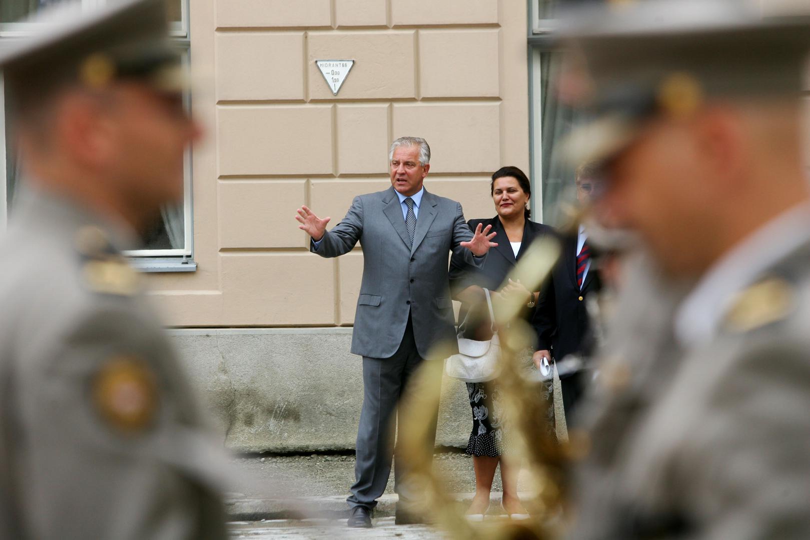 Odluka je donesena na sjednici vijeća, tada je doznao Večernji list od osoba bliskih Ivi Sanaderu. Već idućeg tjedna, točnije 4. kolovoza Ivo je izašao iz kaznionice u Lipovici.
