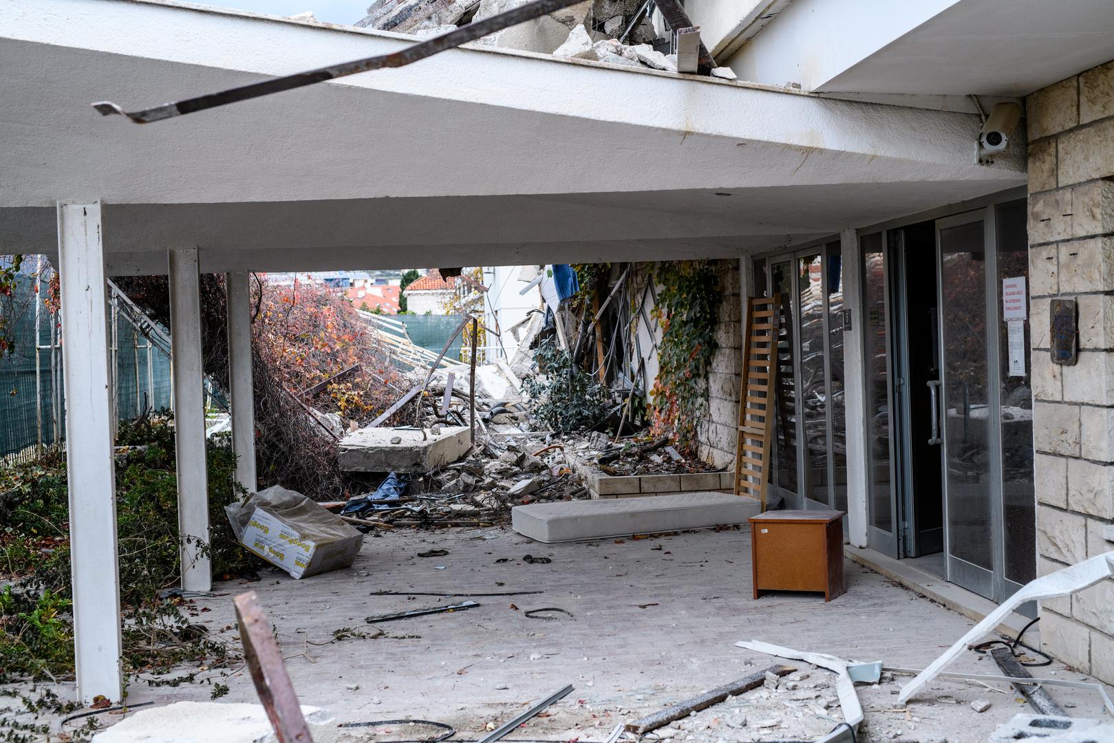 Objekt će, kako piše DuList, imati kapacitet od 140 smještajnih jedinica. Na pet etaža, visine do 21,99 metara, planira se i moderan restoran s prostranom terasom, "shopping" promenada, plaža i brojni popratni sadržaji. Hotel će imati i vlastitu garažu, a novi sadržaji uključivat će i "infinity" krovni bazen, kao i "rooftop" bar.