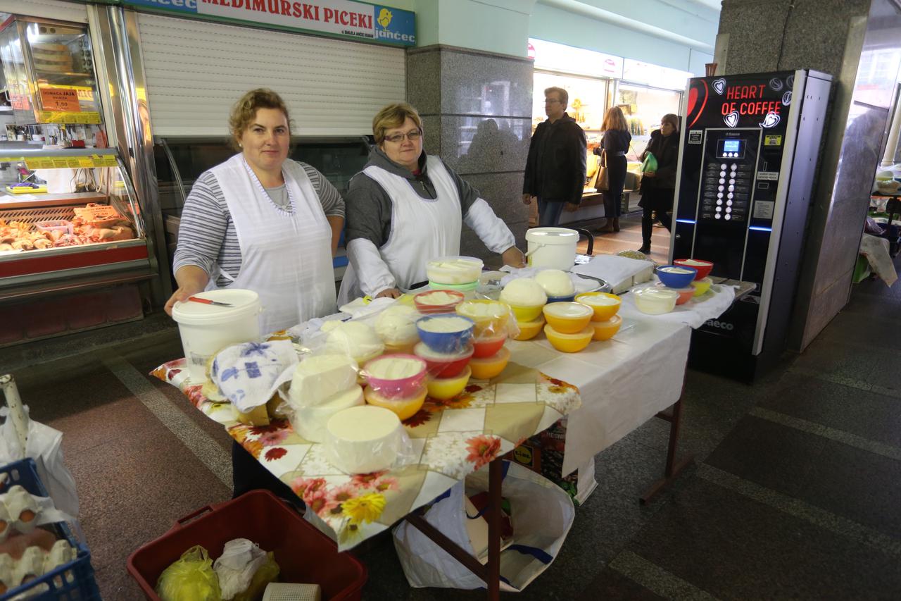 02.11.2016., Zagreb - Zbog pozara skladista na Dolcu dio s mlijecnim proizvodima ne radi, a trgovci su prebaceni na ulaz u donji dio trznice.  Photo: Dalibor Urukalovic/PIXSELL