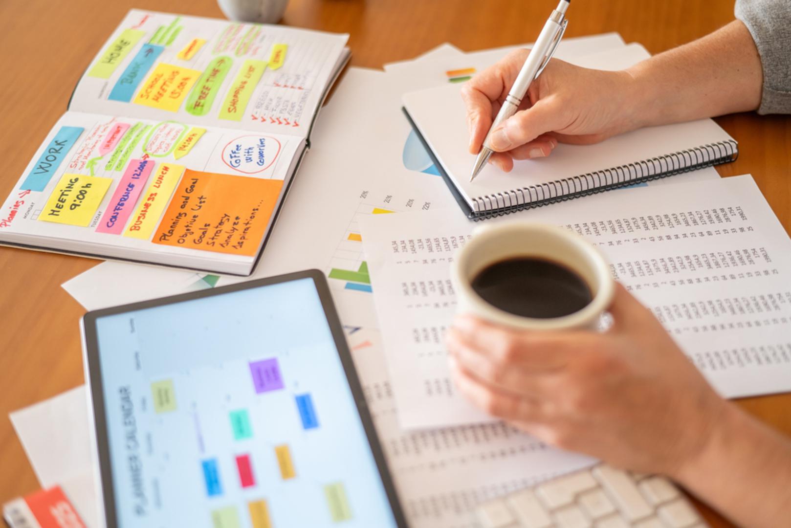 Lav: Lavovi će osjetiti potrebu za povlačenjem i balansiranjem unutarnje energije. Iako vam je fokus na svakodnevnim obavezama i rutini, intuicija vam je pojačana. Poslijepodne iskoristite za organizaciju i planiranje radnog tjedna.