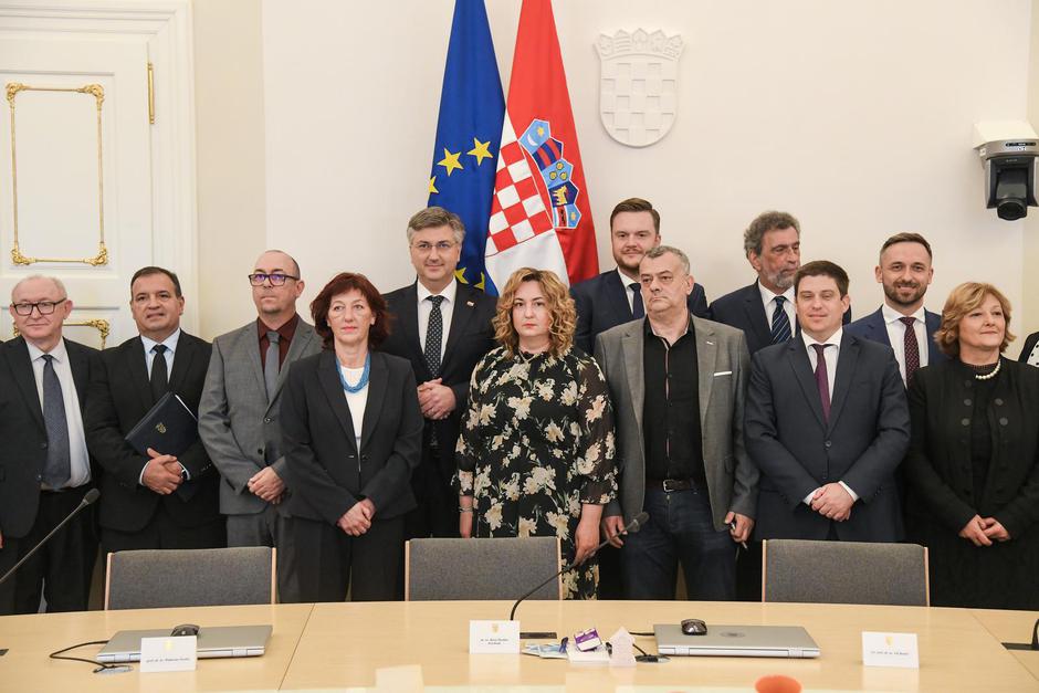 Zagreb: Vlada RH i sindikati potpisali sporazum o povećanju osnovice plaća