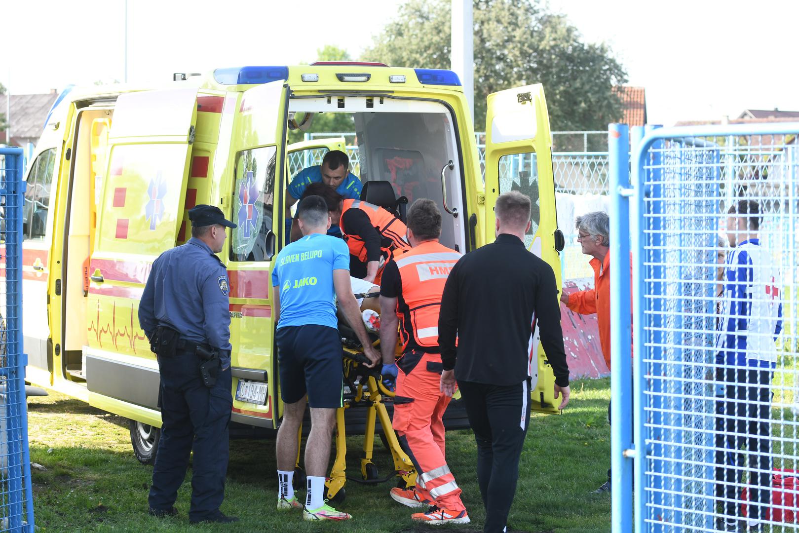 Đekić je ostao nepomično ležati na terenu, uz šok igrača obje momčadi