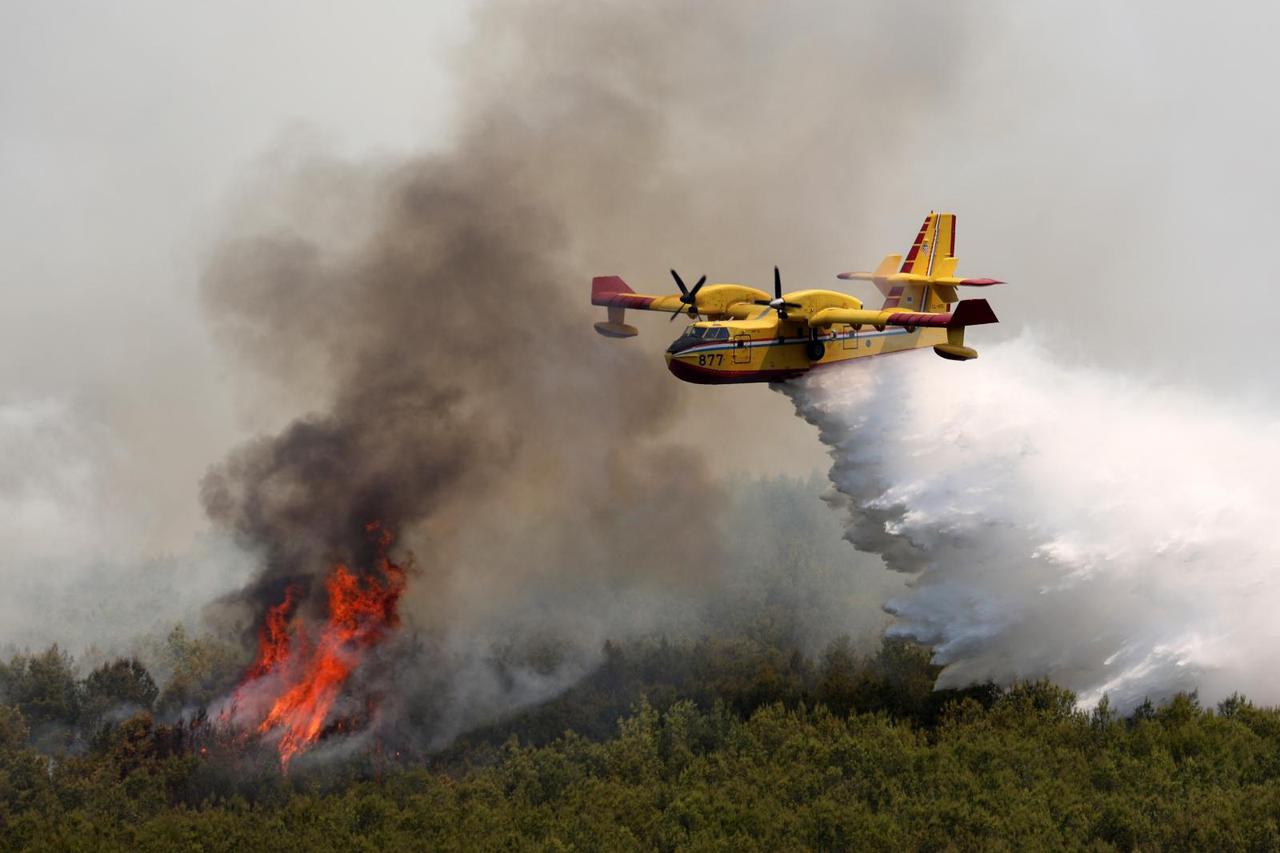 Požar na području Vrpolja gase 43 vatrogasca i dva kanadera