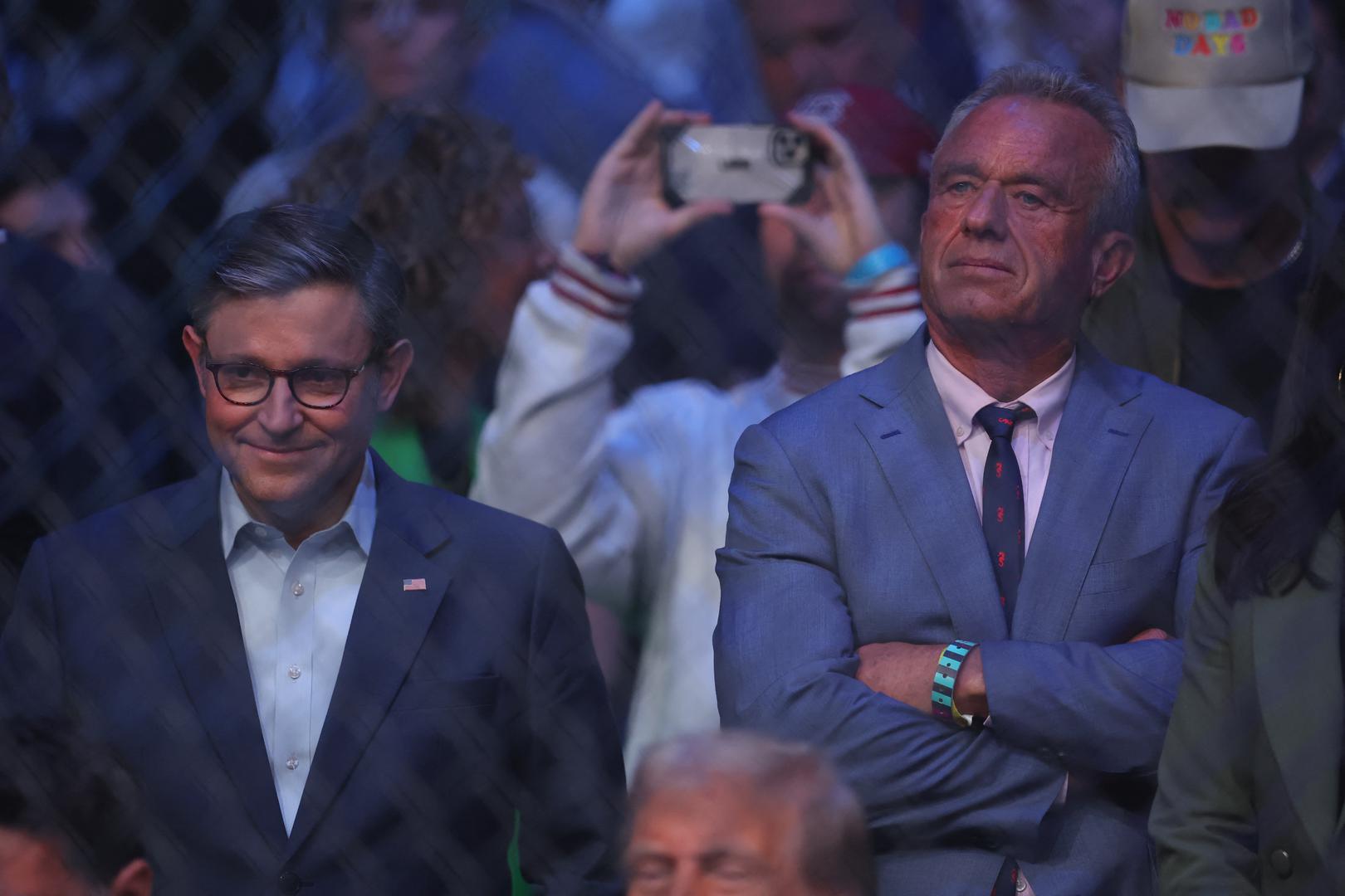 Trump je u intervjuu za časopis Time u prosincu rekao da će s Kennedyjem razgovarati o budućnosti programa cijepljenja djece, navevši kao razlog tobožnje visoke stope autizma u djece. Kennedy je iznosio tvrdnje o vezi između cjepiva i autizma, koje su opovrgnute. Bivša dadilja obitelji je tvrdila da ju je Kennedy neprimjereno dirao prije 25 godina. Nije podignuta optužnica, a Kennedy je rekao da se ne sjeća incidenta. Njegovo saslušanje također još nije zakazano.