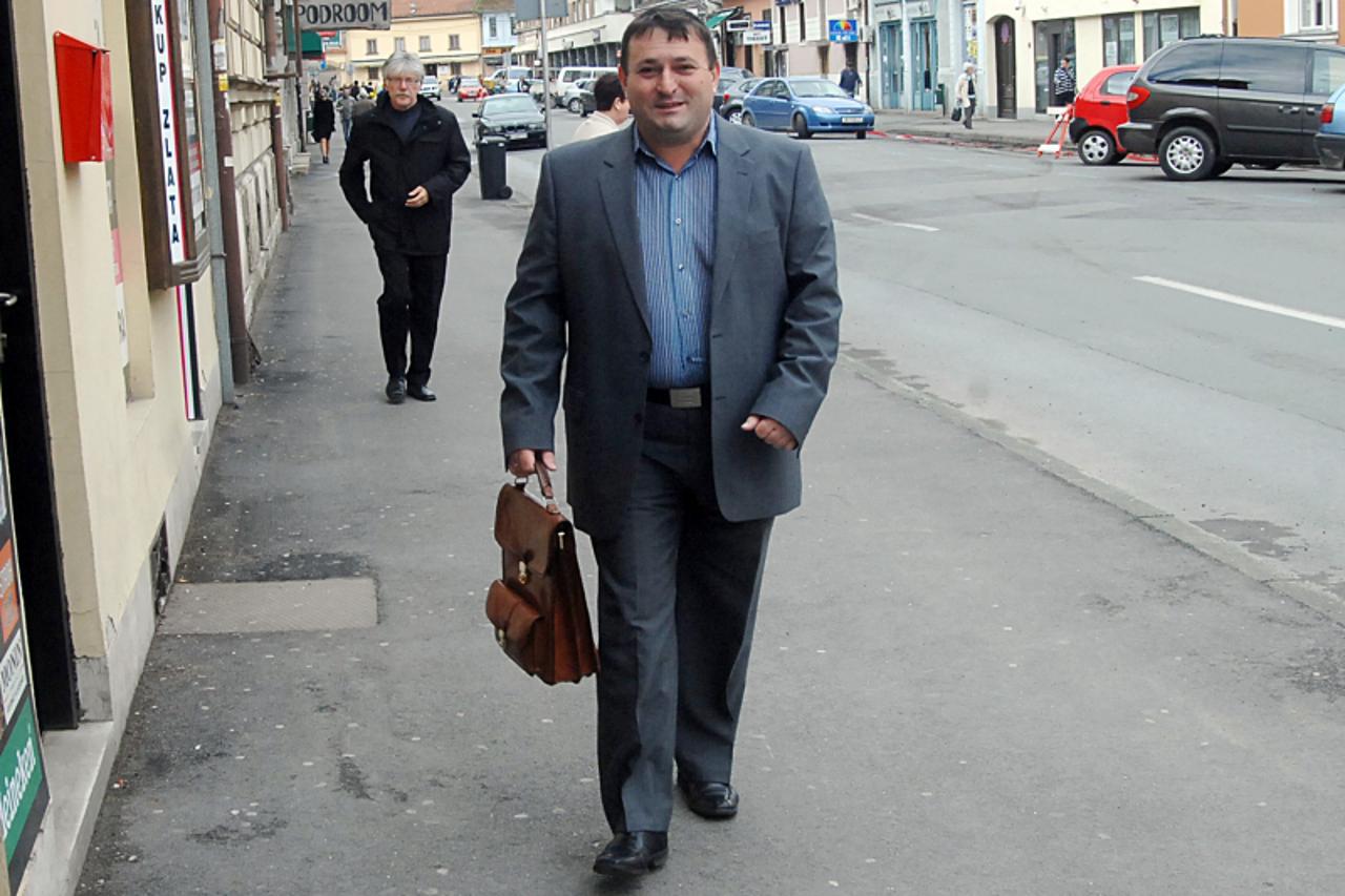 \'12.04.2012., Sisak - Zeljko Krapljan, jedan od 14 HAC-ovih direktora koji su nakon smjene otvorili bolovanja, vrlo je aktivan i jedan je od kandidata za predsjednika sisackog HDZ-a na skorasnjim str