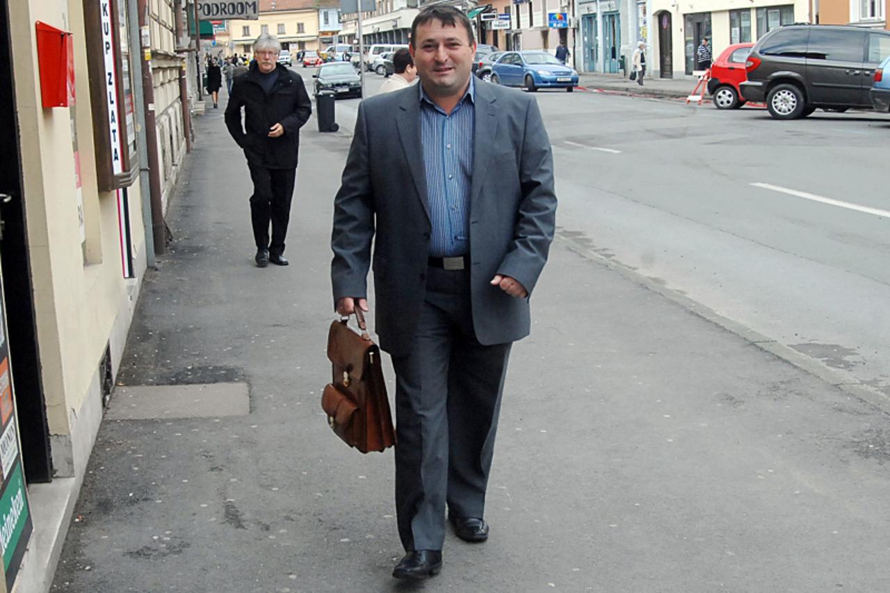 \'12.04.2012., Sisak - Zeljko Krapljan, jedan od 14 HAC-ovih direktora koji su nakon smjene otvorili bolovanja, vrlo je aktivan i jedan je od kandidata za predsjednika sisackog HDZ-a na skorasnjim str