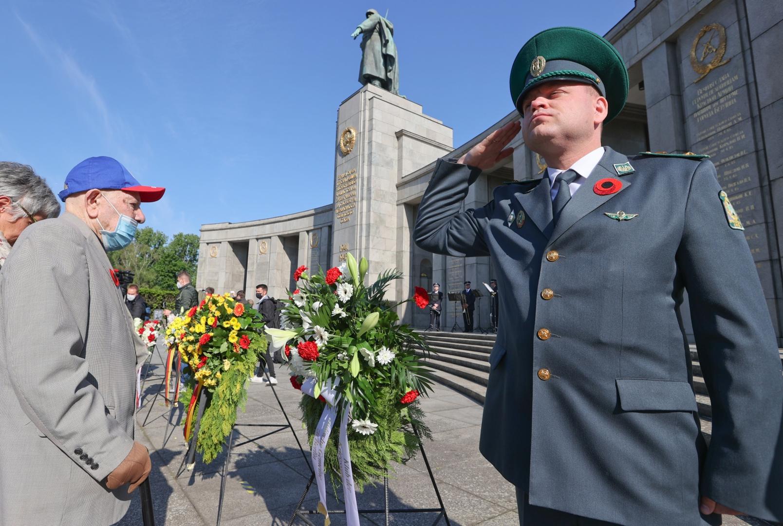 Events commemorating the end of World War Two in Berlin World War Two veteran Seman Kleinmann, 94, attends a celebration to mark Victory Day and the 75th anniversary of the end of World War Two at the Soviet War Memorial at Tiergarten Park in Berlin, Germany, May 8, 2020. REUTERS/Fabrizio Bensch FABRIZIO BENSCH