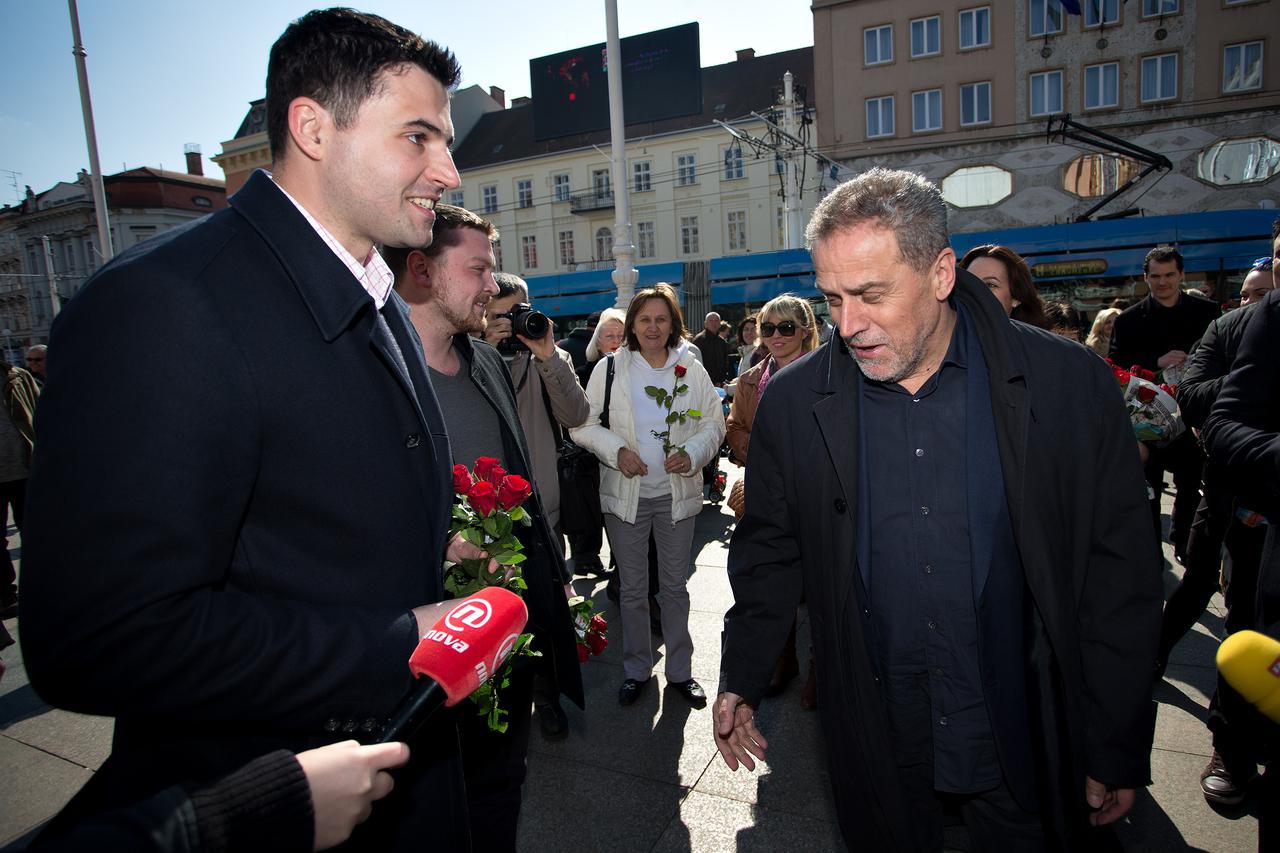 Predsjednik zagrebackog SDP-a Davor Bernardic povodom Medjunarodnog dana zena dijelio je ruze sugradjankama na Trgu bana Jelacica