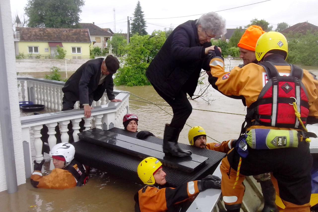 Članovi HGSS-a iz Novske spašavali živote ljudi u poplavama