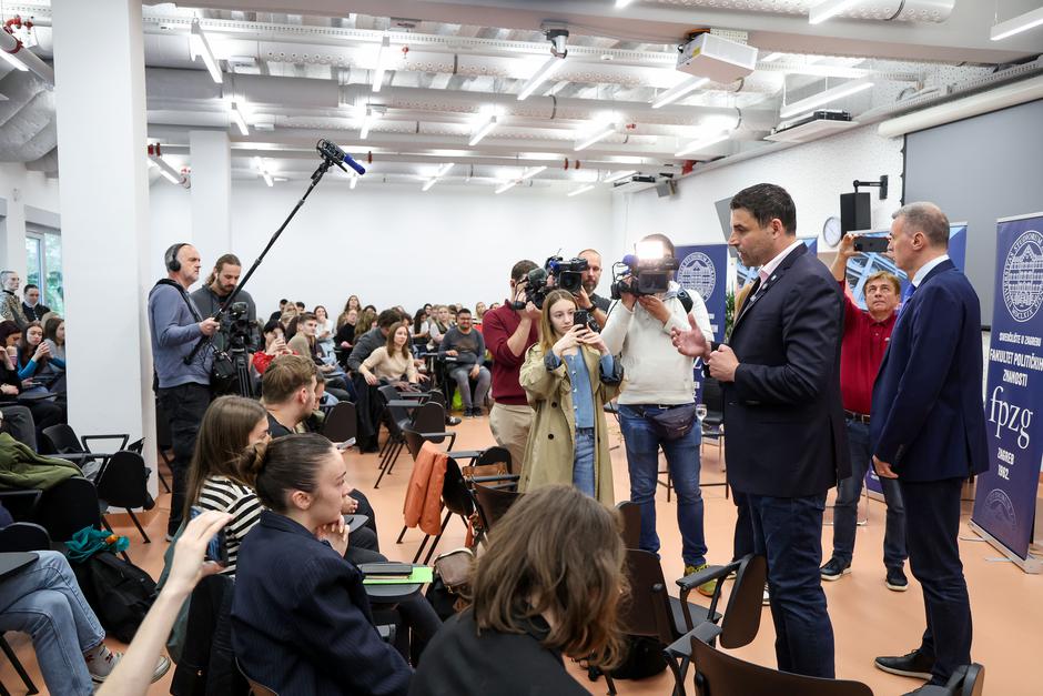 VIDEO Kaos na zagrebačkom fakultetu: Bernardić se svađao s organizatorima debate, Tomašević pobjegao