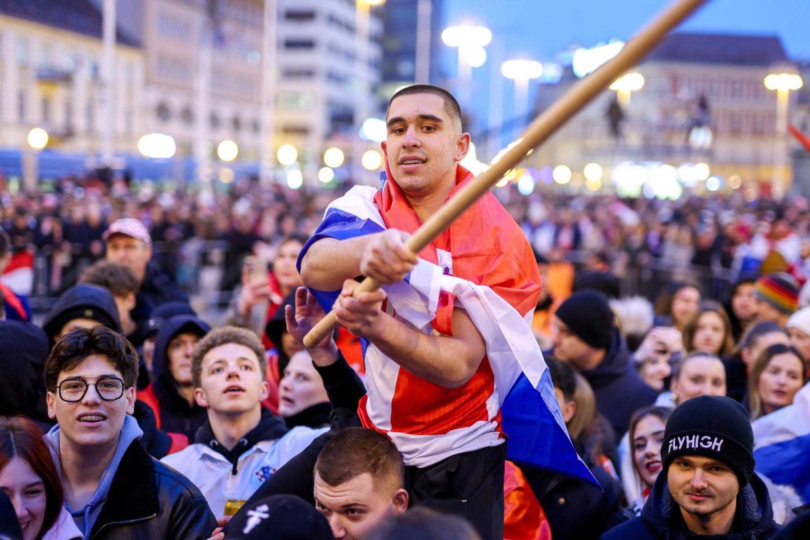 Trg bana Josipa Jelačića ispunjen je navijačima koji su se okupili kako bi pozdravili hrvatske rukometaše povodom osvajanja brončane medalje na Europskom prvenstvu.