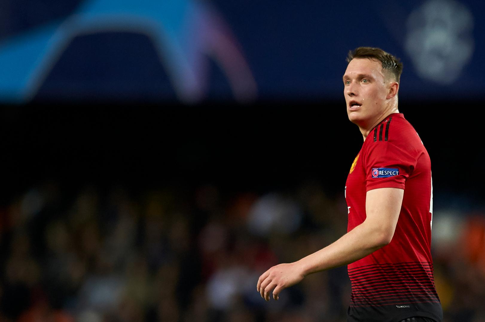 3. Phil Jones: Za čovjeka kojeg je mučila nesreća tijekom većeg dijela njegove karijere, čini se pomalo smiješnim misliti da je Phil Jones praznovjeran. Branič Manchester Uniteda priznao da je imao 'glupi' ritual prije utakmice; Jones bi odlučio koju će čarapu prvu obuti na dan utakmice, ovisno o tome je li United igrao kod kuće ili u gostima. Ako su igrali kod kuće, a njihovo je ime na popisu utakmica bilo s lijeve strane, tada bi Jones prvo obuo lijevu čarapu. Ako su igrali u gostima, prvo bi navukao desnu čarapu.
