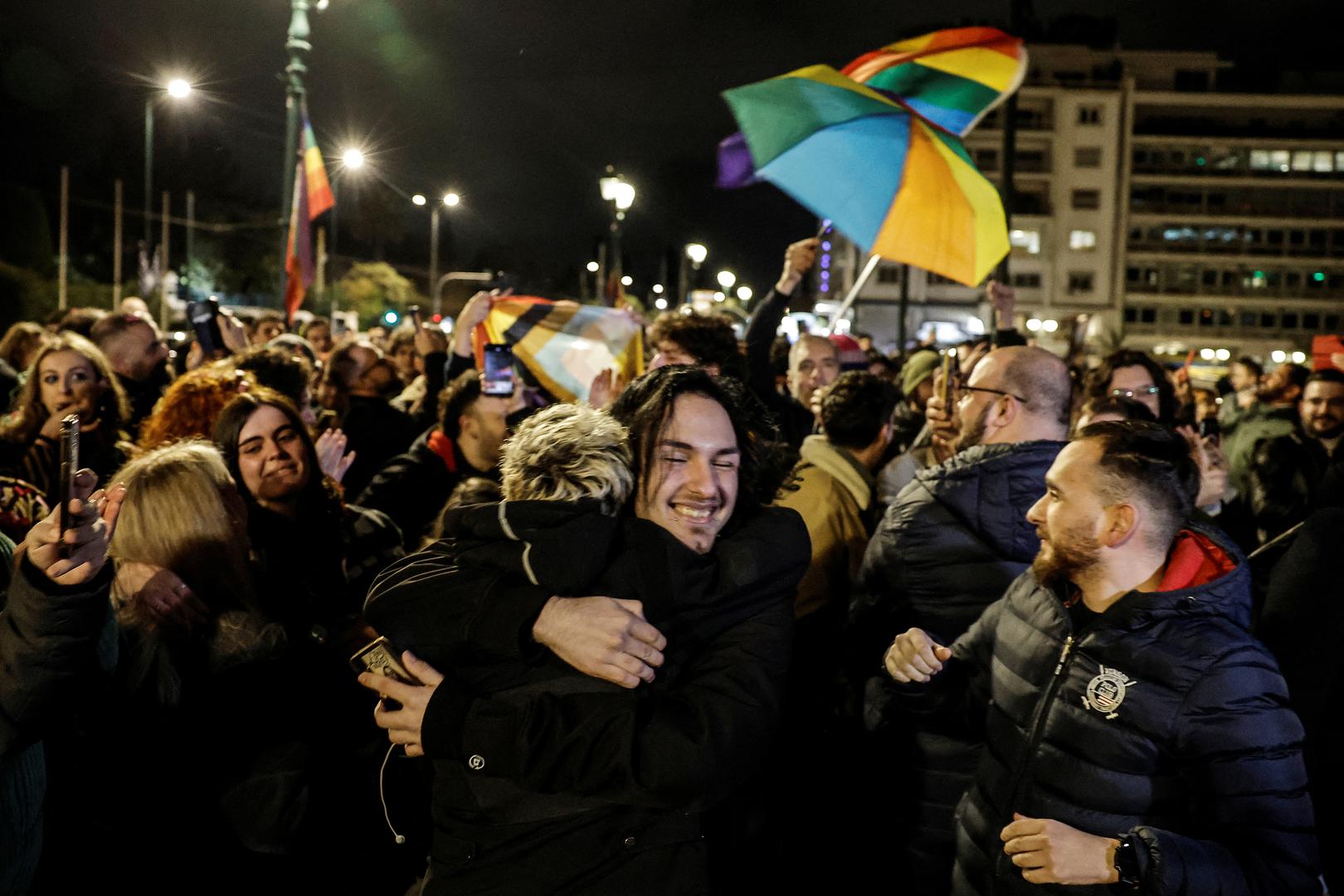 Grčki parlament u četvrtak navečer je velikom većinom glasova ozakonio građanski brak za istospolne parove, postavši tako prva većinski pravoslavna zemlja koja je to učinila, a slavlje brojnih građana na ulicama Atene povelo se do kasnih noćni sati