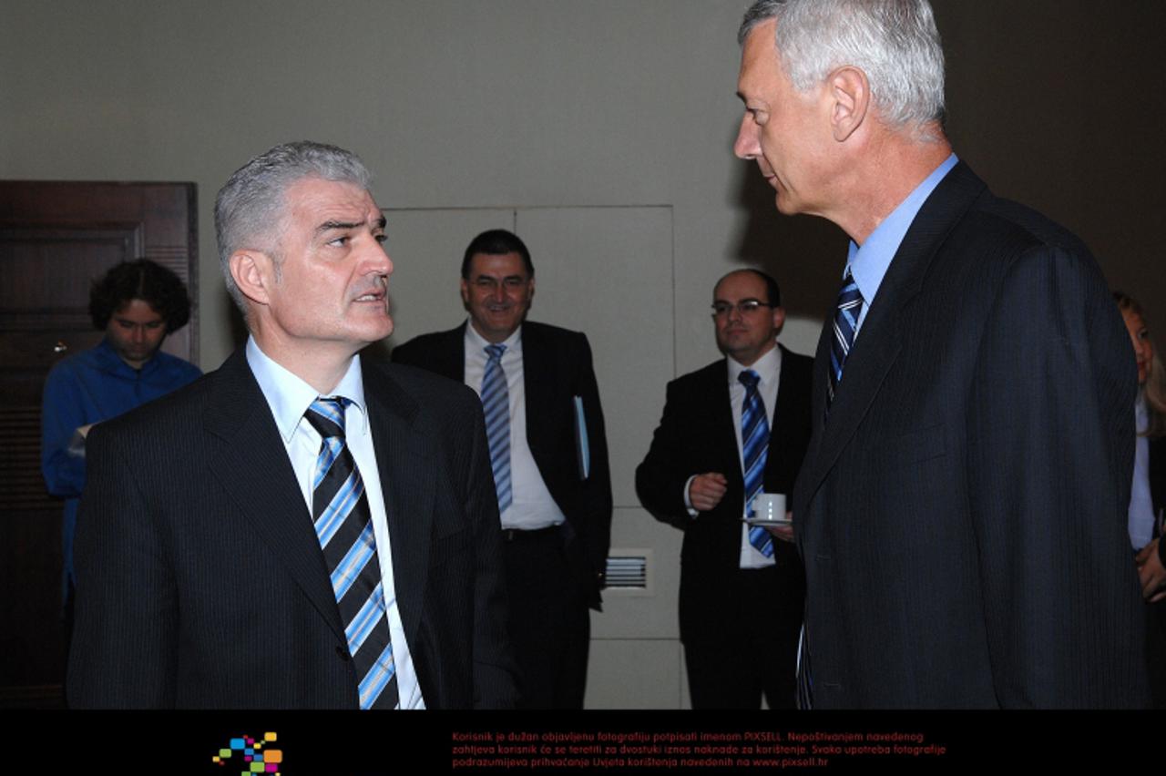 '15.10.2008., Zagreb - U hotelu Esplanade danas je u organizaciji vecernjeg lista odrzan Financijski forum. Sudjelovali su Petar Radakovic (erste banka), Franjo Lukovic (zagrebacka banka), Bozo Prka (
