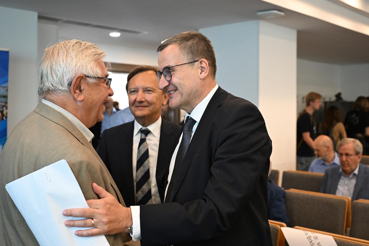 Na Fakultetu elektrotehnike i racunarstva predstavljen je novi studij Biomedicinsko inzenjerstvo koji je nastao u suradnji Fakulteta elektrotehnike i racunarstva i Fakulteta strojarstva i brodogradnje.