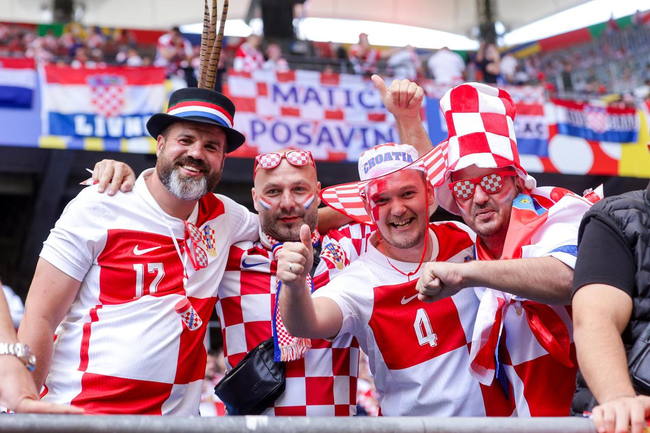 Hamburg: Navijači uoči početka utakmice Hrvatske i Albanije u 2. kolu skupine B na Europskom prvenstvu