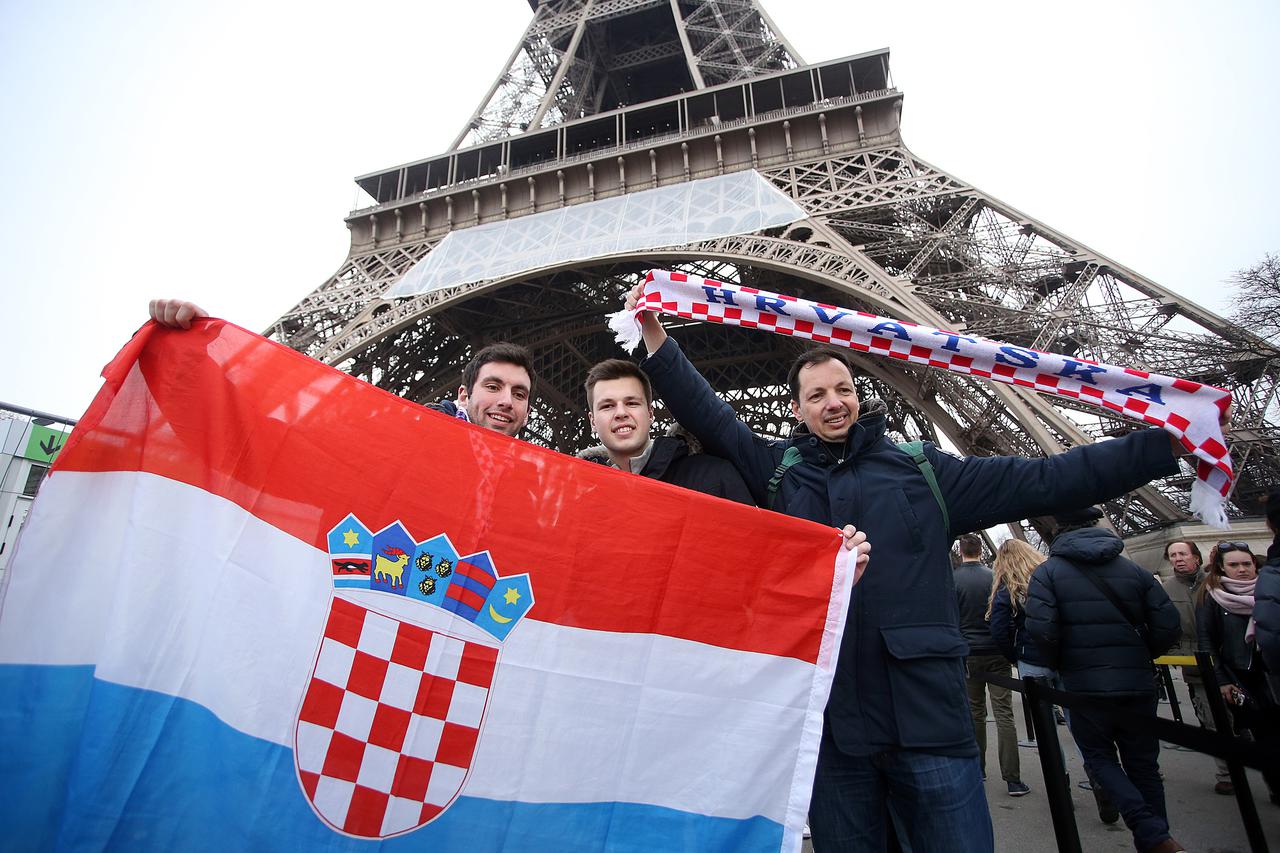 27.01.2017., Pariz, Francuska - 25. svjetsko rukometno prvenstvo. Malobrojni hrvatski navijaci u setnji Parizom oko Eiffelovog tornja uoci danasnje polufinalne utakmice protiv Norveske. Photo: Goran Stanzl/PIXSELL